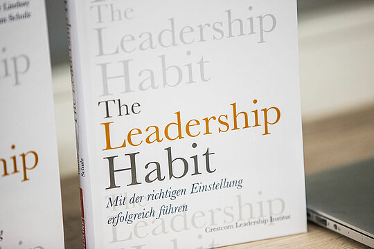 „The Leadership Habit“ – Das erste Buch von Crestcom